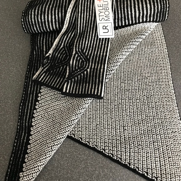 UR Mobility scarf and fingerless gloves set - Picture 4 of 4